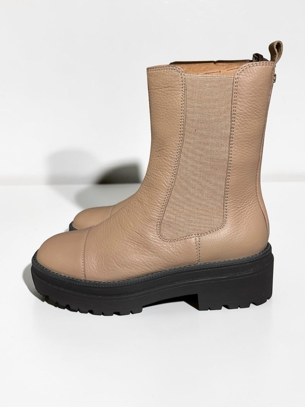 🌻NEW w/box Sam Edelman Wellington Chelsea Boots Lug Sole Round Toe Pull On 7.5